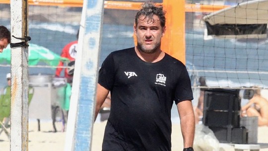 Galã dos anos 90, Thierry Figueira joga futevôlei em praia carioca