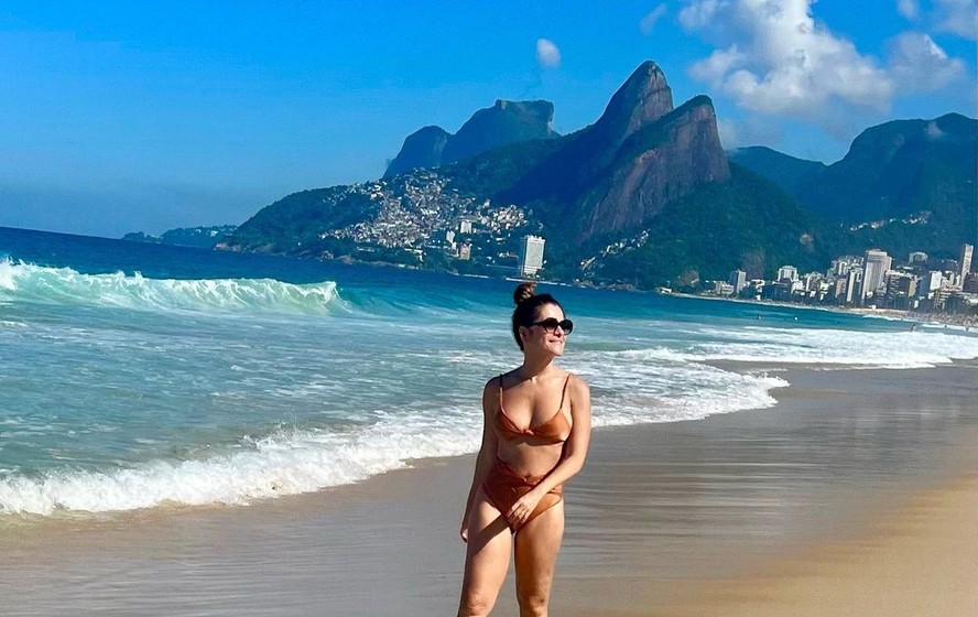 Ingrid Guimarães em praia no Rio