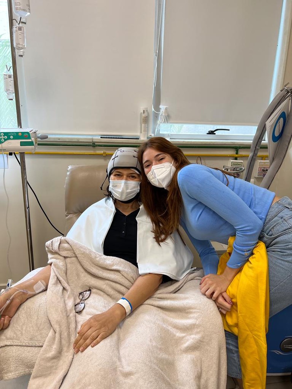 Eva de Mello e Ana Clara em uma das sessões de quimioterapia — Foto: Arquivo pessoal