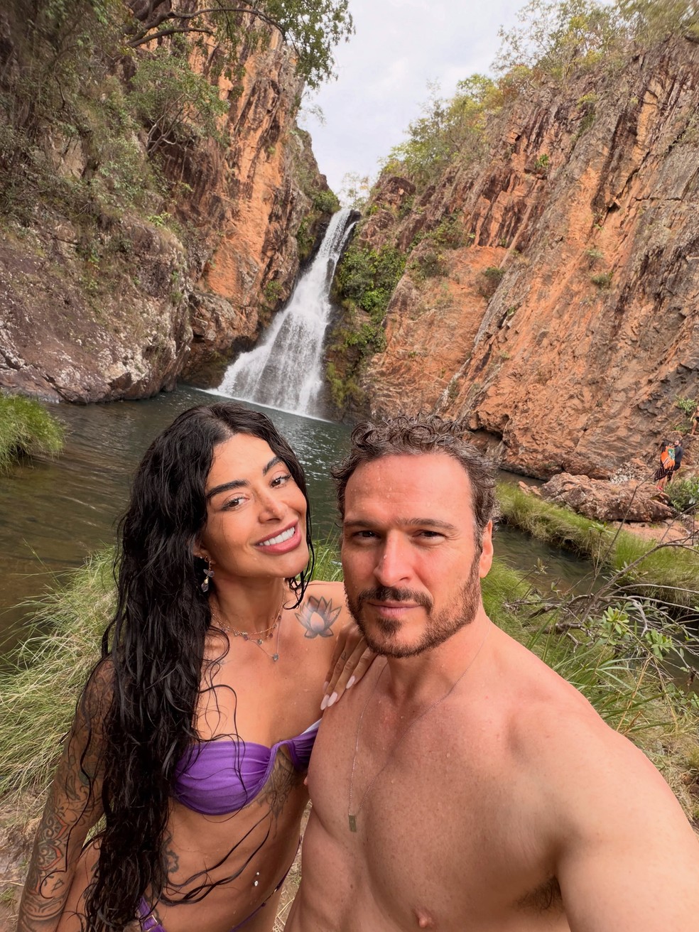Em cachoeira, Aline Campos ostenta abdômen trincado e tatuagens que restaram após processo de remoção — Foto: Reprodução/Instagram
