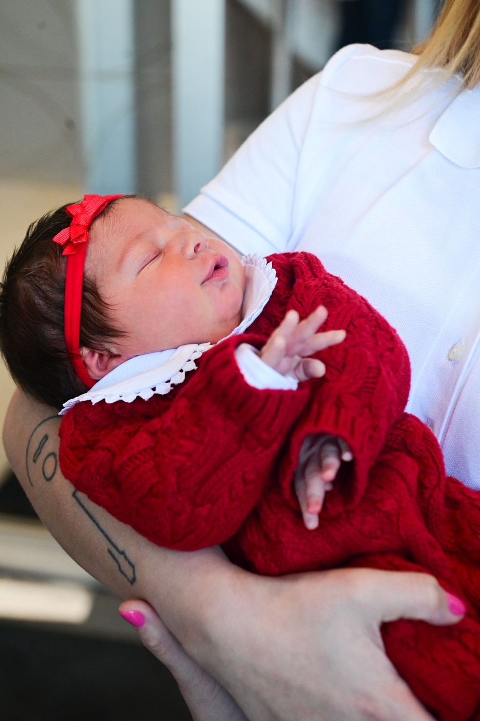 Mari Fernandez e Júlia Ribeiro deixam a maternidade com a filha Isabella — Foto: Patrícia Devoraes/Brazil News