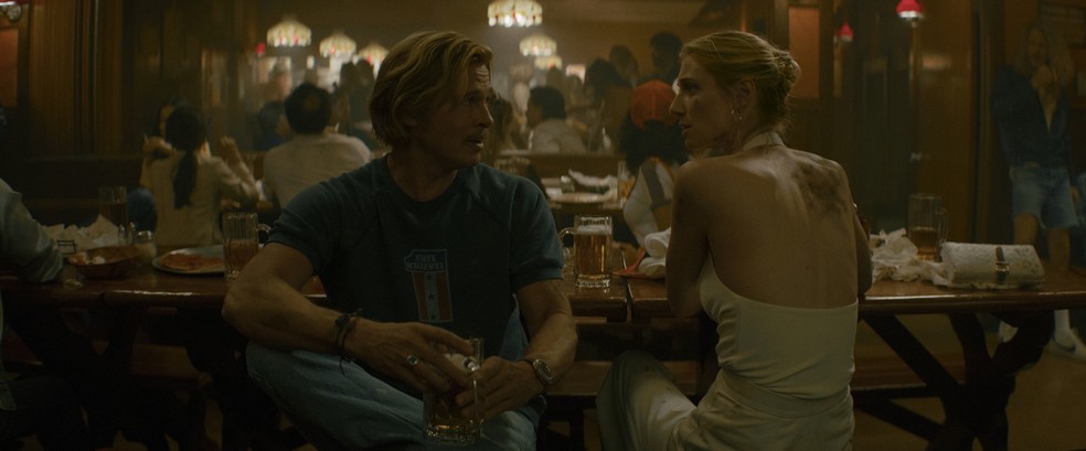 Brad Pitte e Elizabeth Debicki — Foto: Divulgação/Netflix