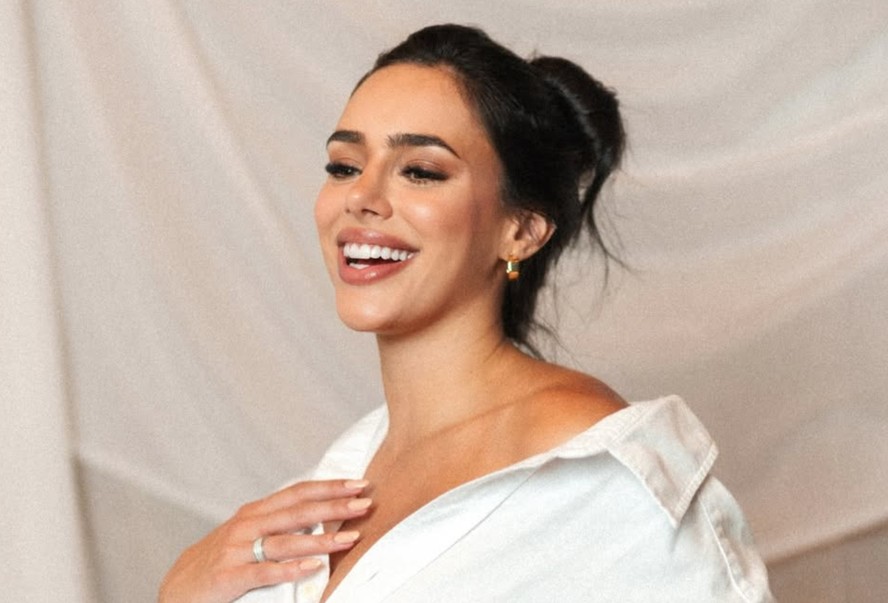 Bruna Biancardi estrela sessão de fotos com Mavie no colo e Mel na barriga