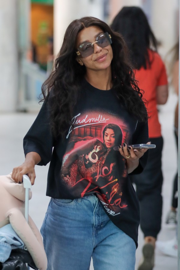 Brunna Gonçalves desembarca no Rio com camisa que homenageia Ludmilla