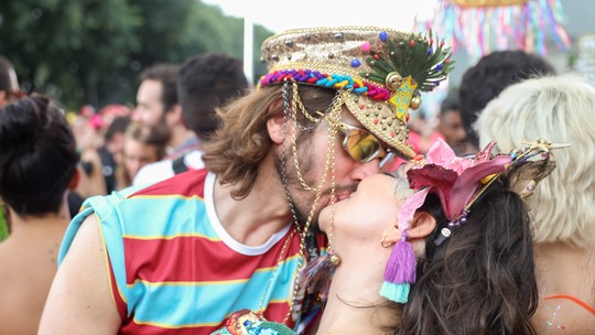 Tainá Müller beija muito o marido em bloquinho de São Paulo
