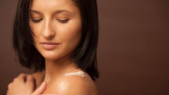 Esfoliante corporal renova a pele e pode oferecer maciez: veja 7 opções