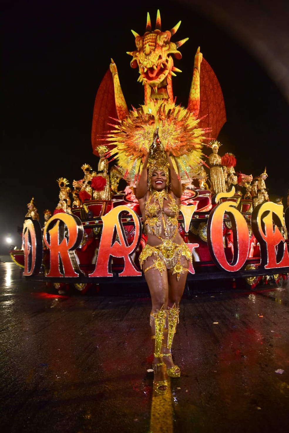 Simone Sampaio, madrinha da Dragões da Real no Carnaval 2023 — Foto: Leo Franco/AgNews