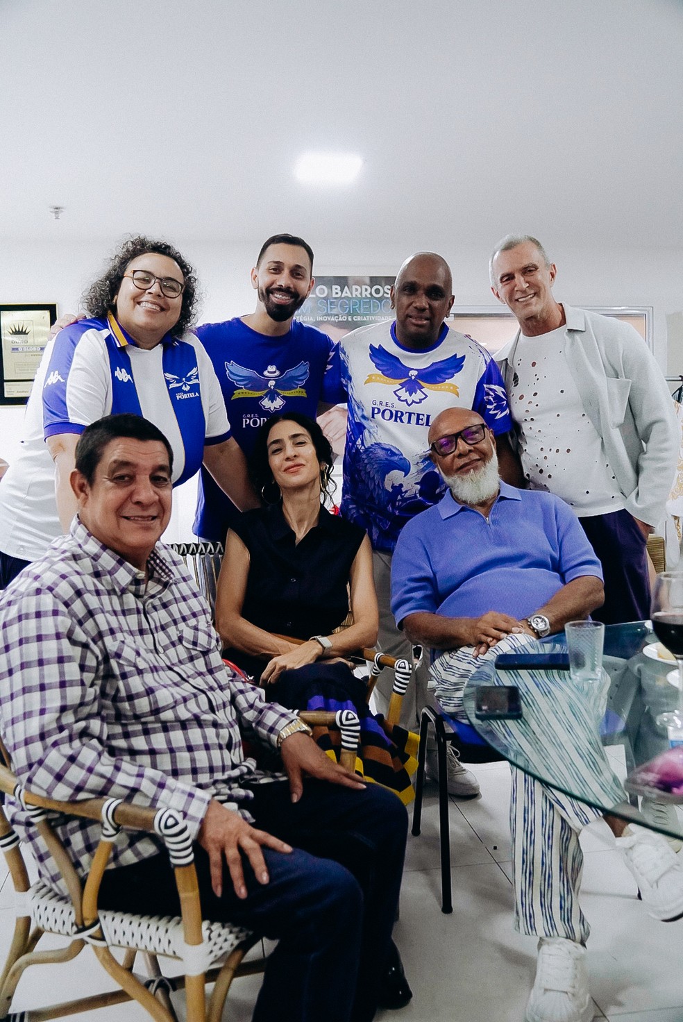 Zeca Pagodinho, Marisa Monte e Mauro Diniz visitam barracão da Portela — Foto: Divulgação Portela