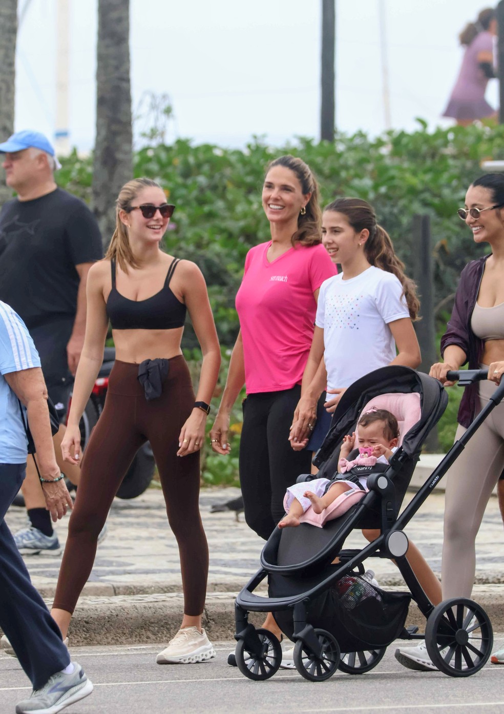 Daniella Sarahyba entre as filhas, Gabriela e Rafaela, caminham com a modelo Larissa Chehuen, que empurra o carrinho da bebê Eduarda — Foto: Daniel Delmiro/AgNews