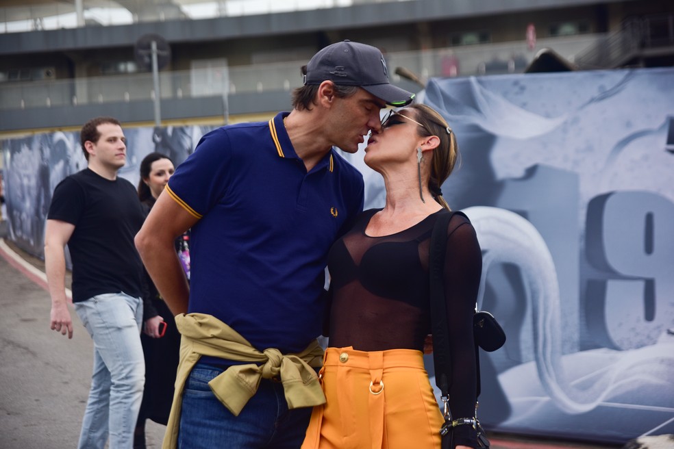 Giba e a esposa, Maria Luiza Daudt, se beijam ao chegar no The Town — Foto: Leo Franco / AgNews