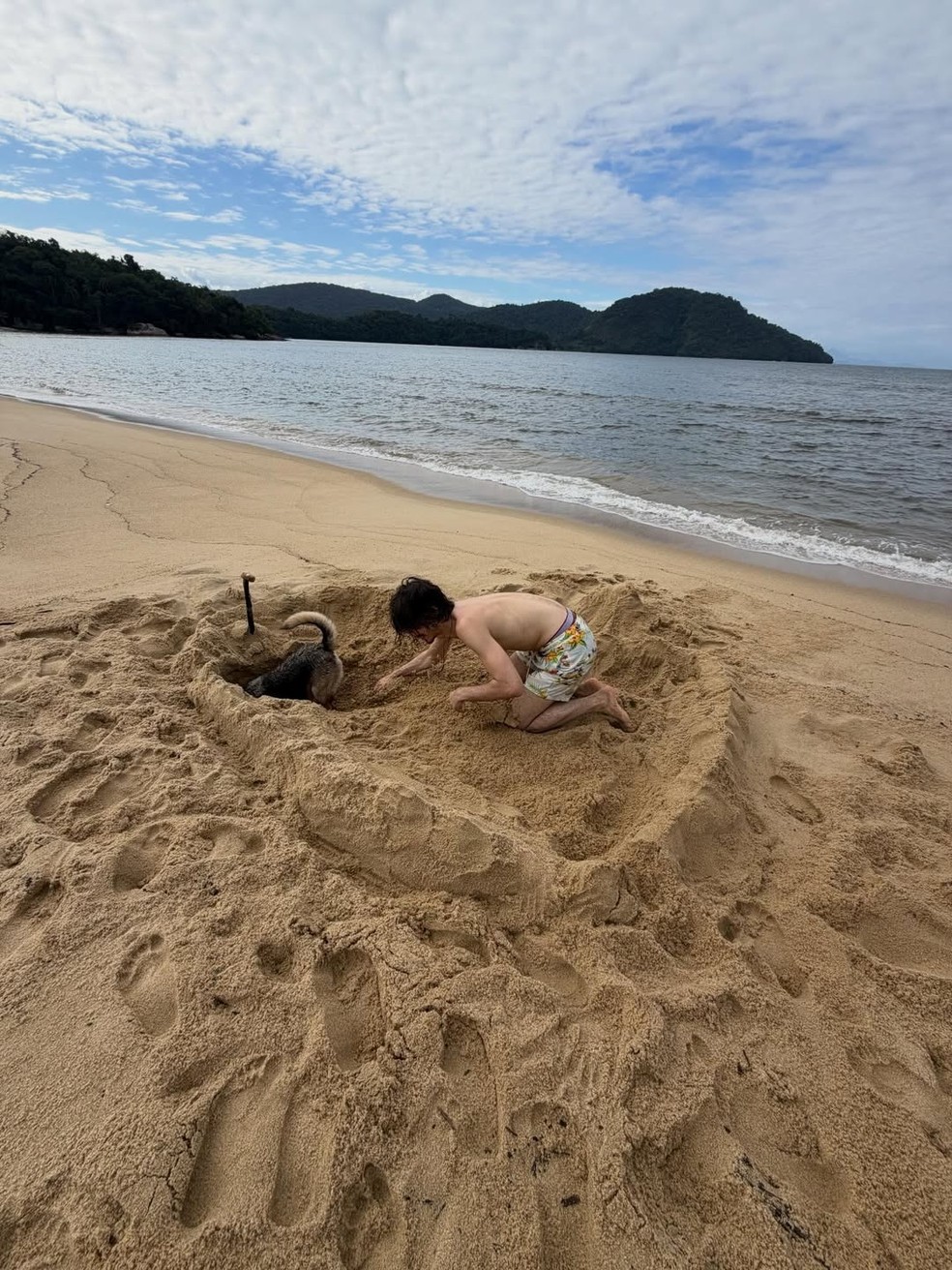 Di Ferrero abriu álbum de dia de praia com Isabeli Fontana e o enteado — Foto: Reprodução/Instagram