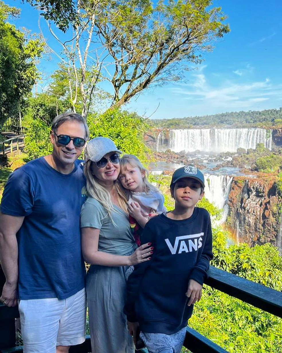 Eliana com o marido, Adriano Ricco, e os filhos, Arthur e Manuela  — Foto: Instagram