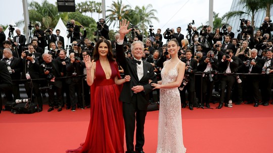 Michael Douglas e Zeta-Jones levam filha de 20 anos à cerimônia de abertura do Festival de Cannes