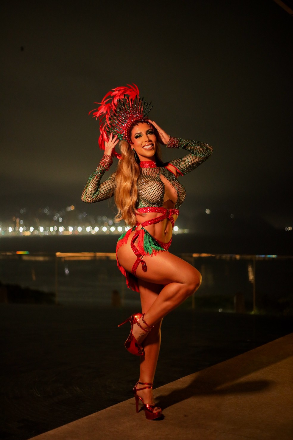 Tati Minerato recebe a faixa de musa na Quadra da Grande Rio — Foto: Fotos: Wallace Ximenes