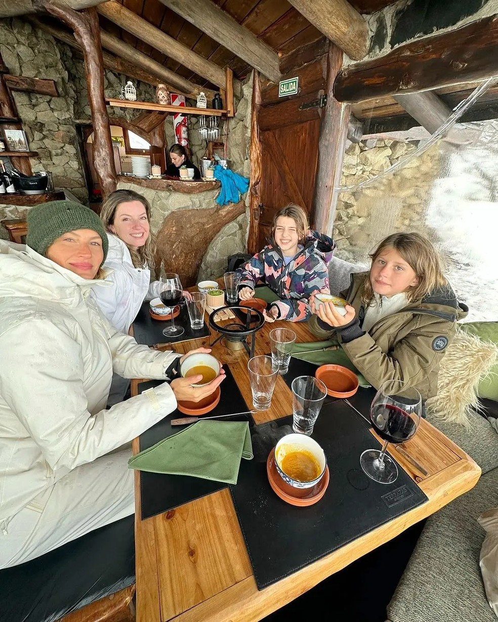Gisele Bündchen passou o fim de semana na Argentina com a irmã, a filha e a sobrinha — Foto: Reprodução / Instagram