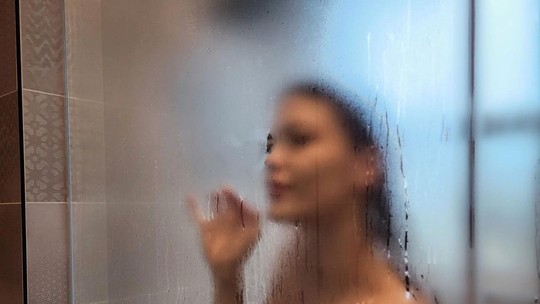 Vitória Strada aparece nua em cliques no chuveiro