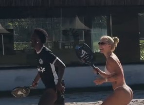 De volta ao Brasil, Virginia e Vini fazem dupla em beach tênis em mansão em Mangaratiba