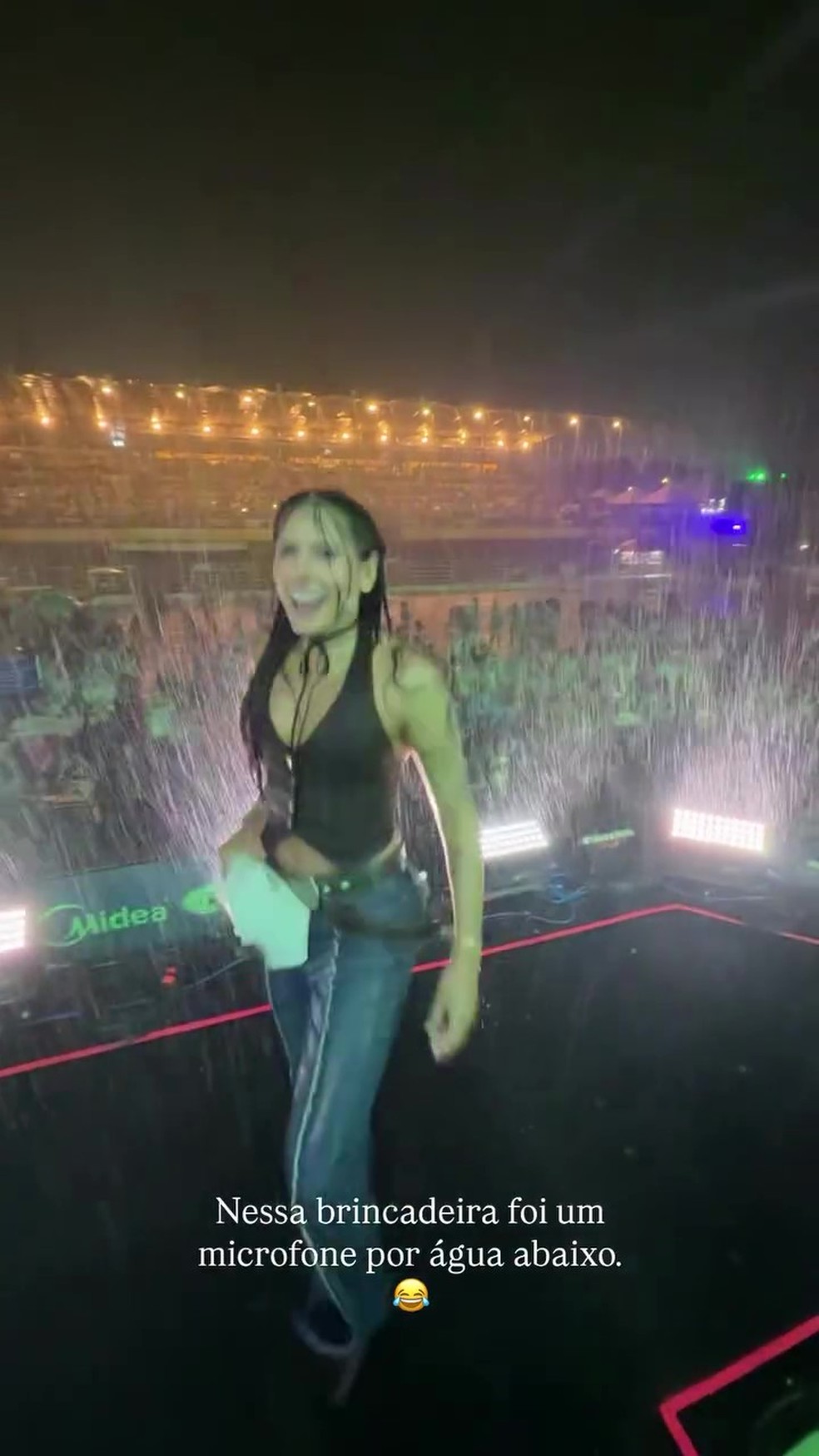Ana Castela fala com Zé Felipe após show debaixo de temporal — Foto: Reprodução/Instagram