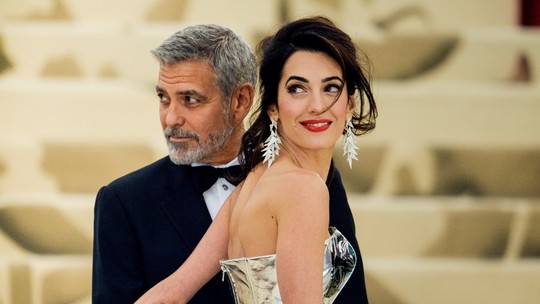 George Clooney diz que filhos gêmeos de 6 anos batem cabeça e são metaleiros