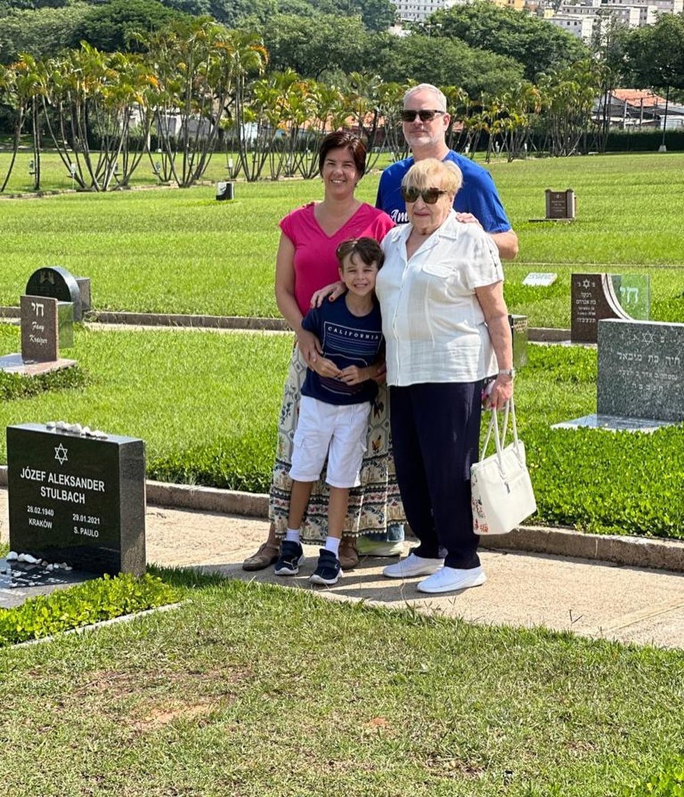 Dan Stulbach com a mãe, a irmã e o sobrinho no cemitério — Foto: Reprodução/Instagram