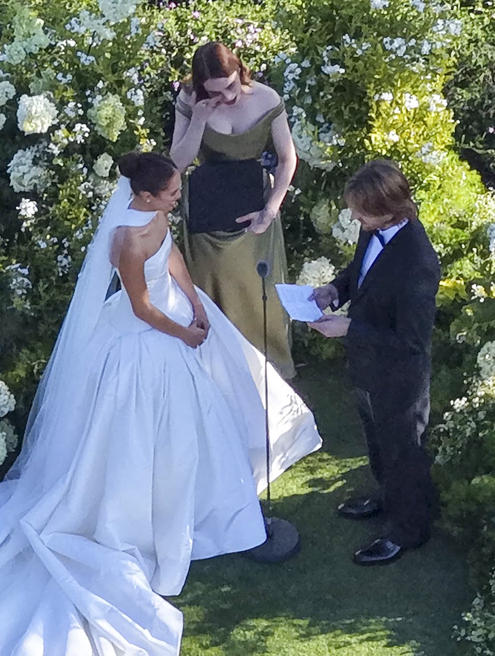 Billie Eilish se emociona ao oficializar casamento do próprio irmão ...