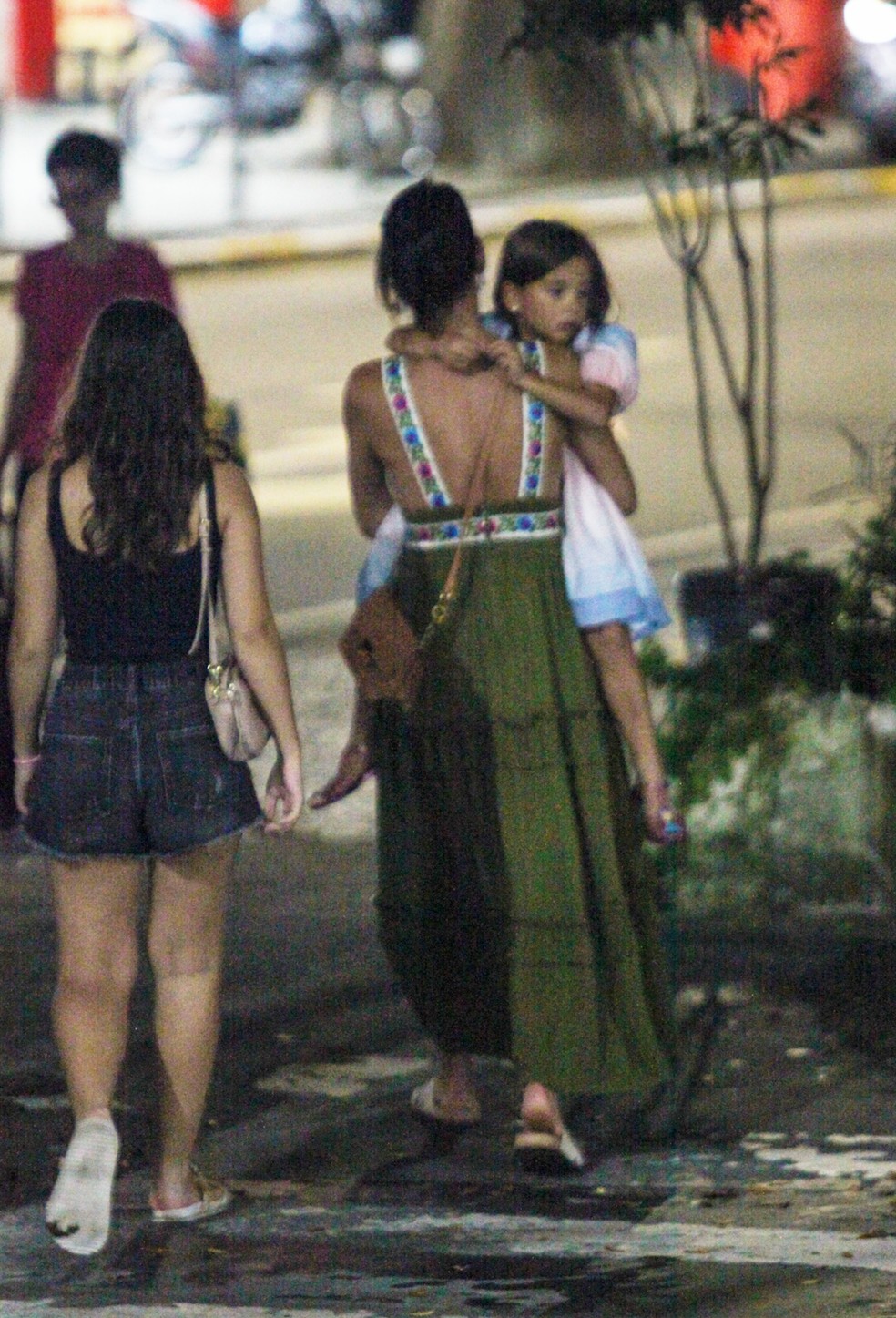 Mel Fronckowiak e Nina, sua filha com Rodrigo Santoro — Foto: Adão/AgNews