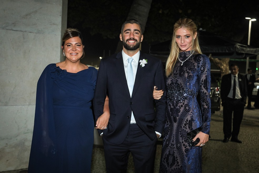 Carol Sampaio com Pedro Scooby e Cintia Dicker — Foto: Anderson Borde e Victor Chapetta/AgNews