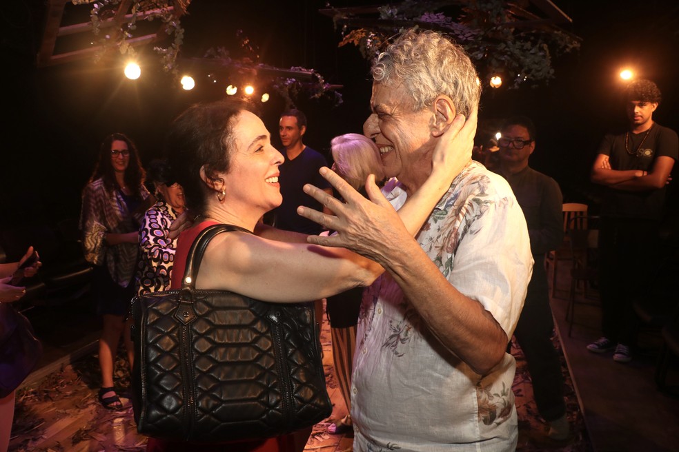 Chico Buarque prestigia peça de Silvia Buarque — Foto: Rogério Fidalgo / AgNews