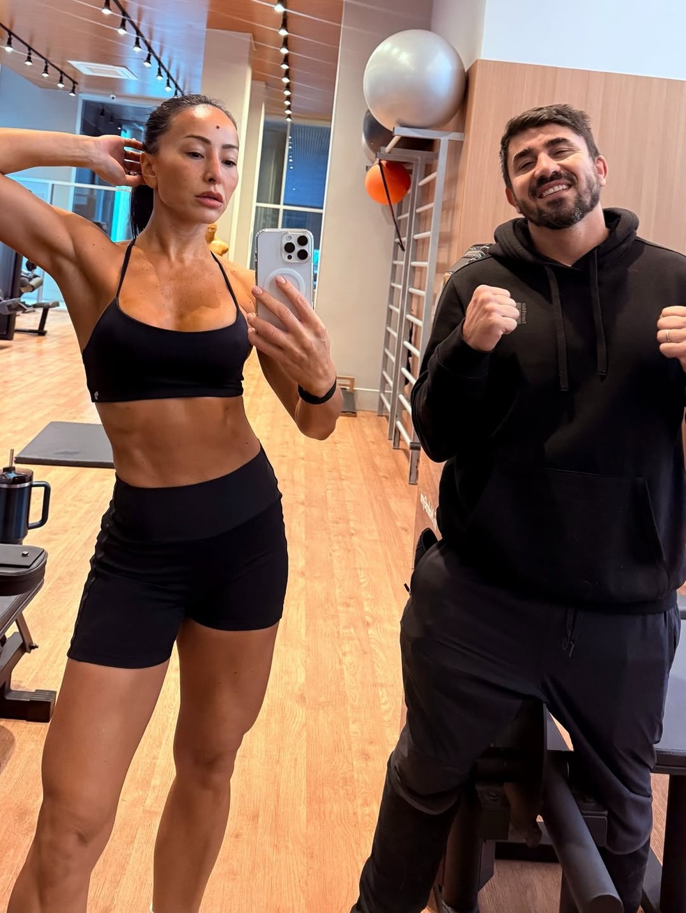 Sabrina Sato com um de seus personal trainer, Ruiz — Foto: reprodução/instagram