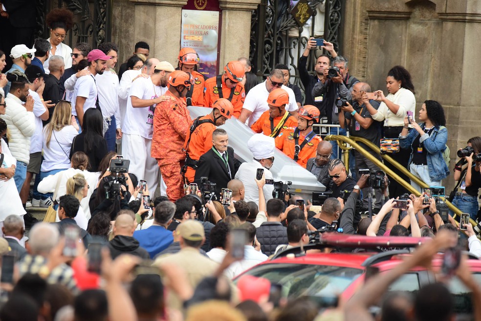 Caix&atilde;o de Preta Gil saindo do Theatro Municipal &mdash; Foto: Webert Belicio / Agnews