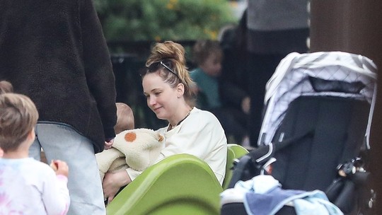 Jennifer Lawrence é clicada em parquinho com o filho
