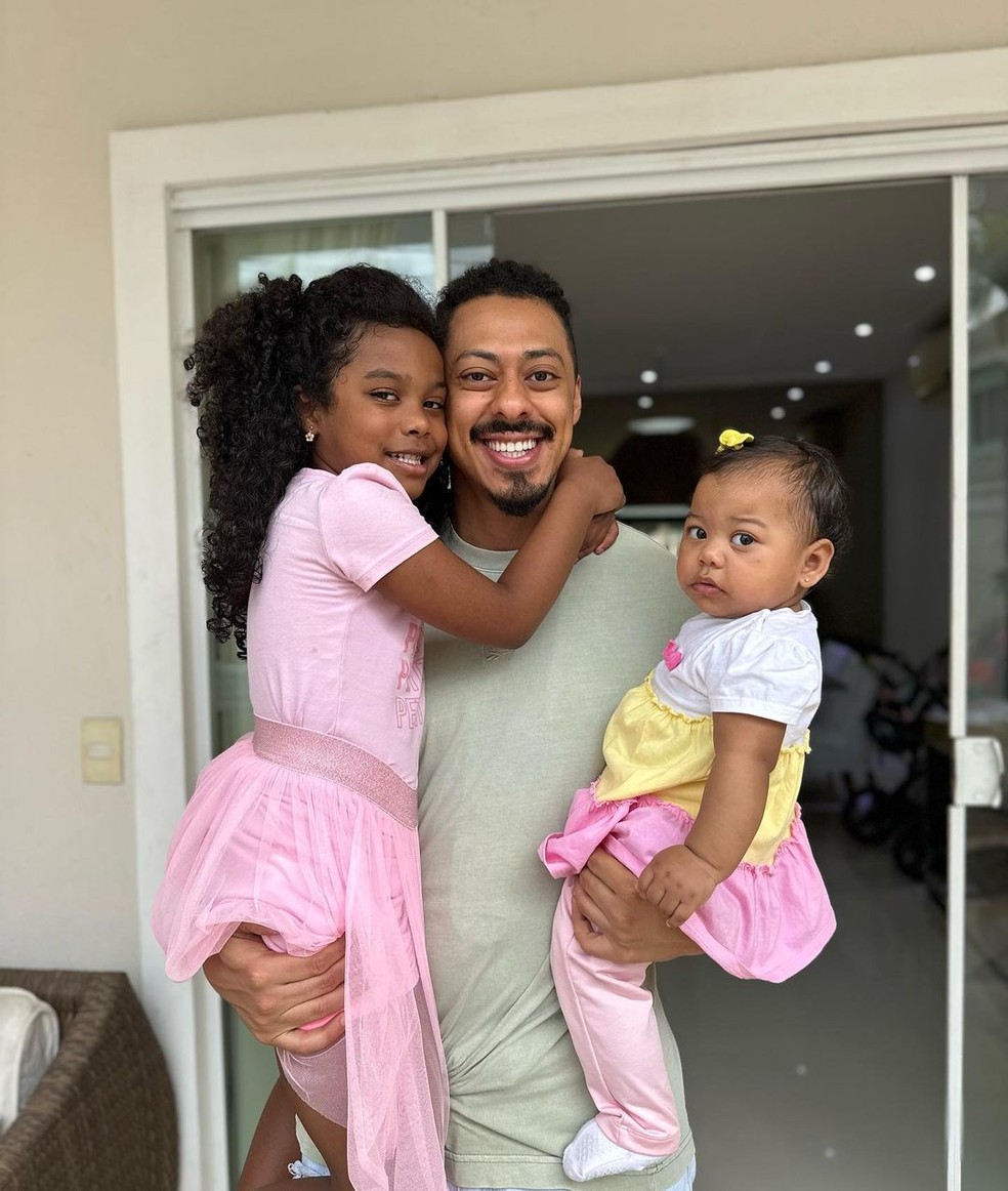 Luis Navarro com as filhas, Kali e Zuri — Foto: reprodução / instagram