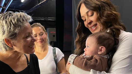 Claudia Raia leva filho caçula, Luca, ao teatro pela primeira vez