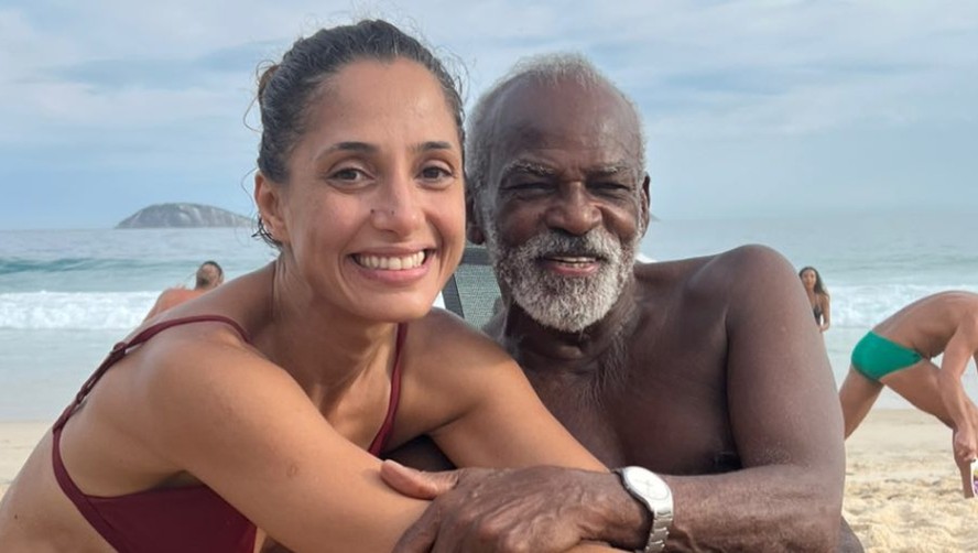 Camila Pitanga curte praia com o pai, Antonio Pitanga: 'Tava merecendo'