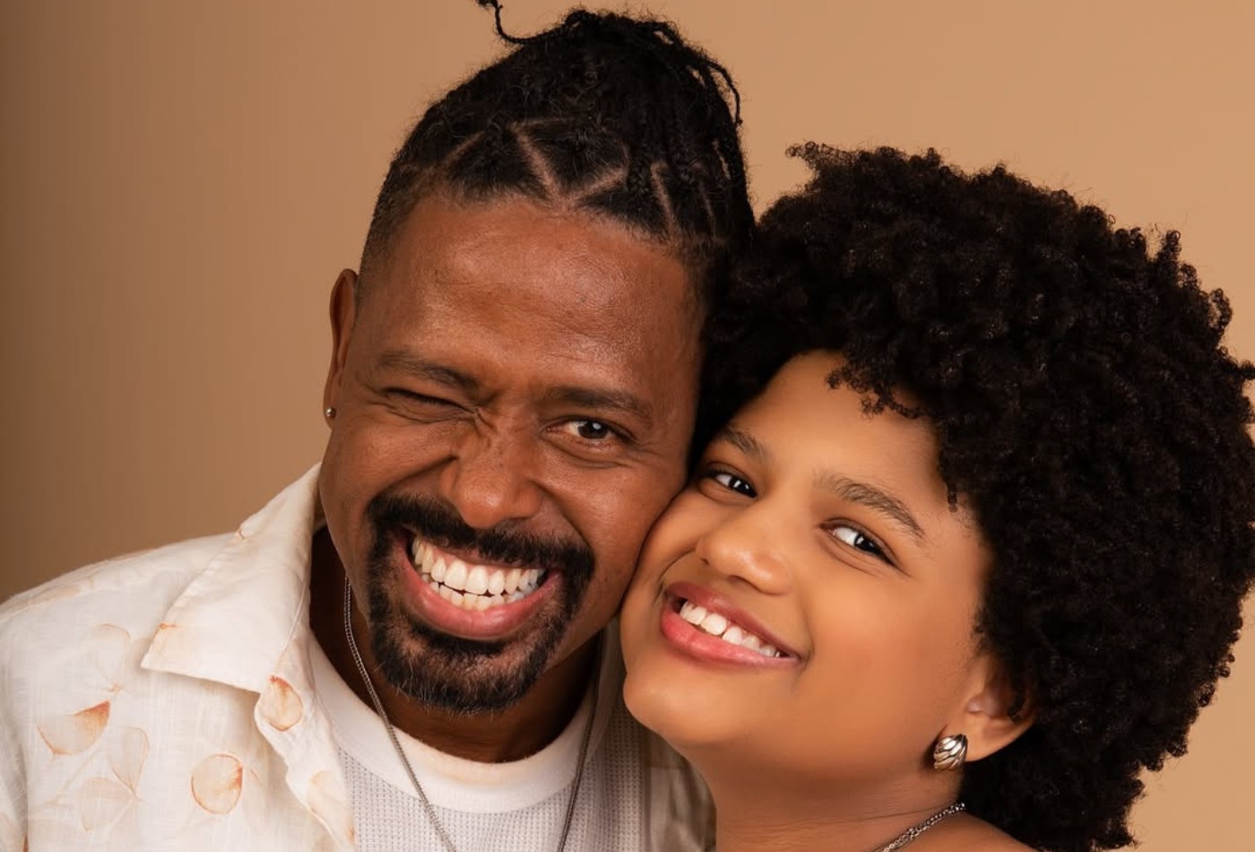 Leandro Boneco revela como a música moldou a educação da filha de 12 anos