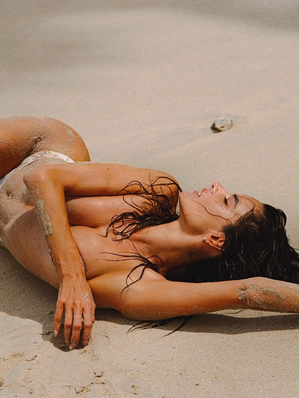 Alessandra Ambrosio encanta web com ensaio topless na praia — Foto: Reprodução/Instagram