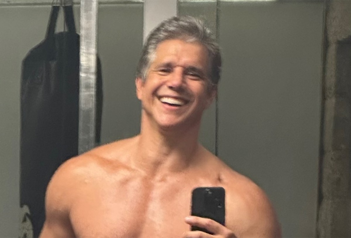 Aos 55, Marcio Garcia mostra shape torneado e sem camiseta na academia