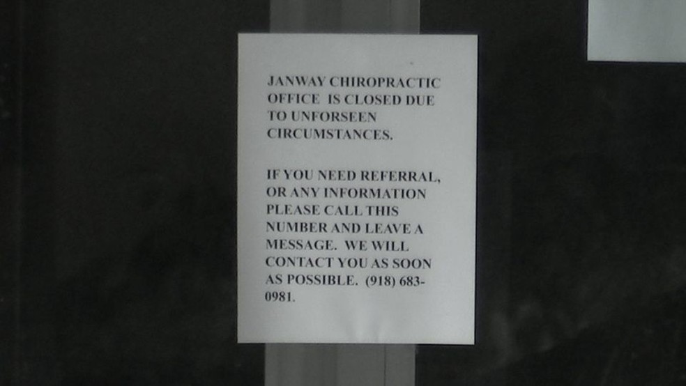 O aviso na porta da clínica de quiropraxia de Terry Janway — Foto: Reprodução Facebook