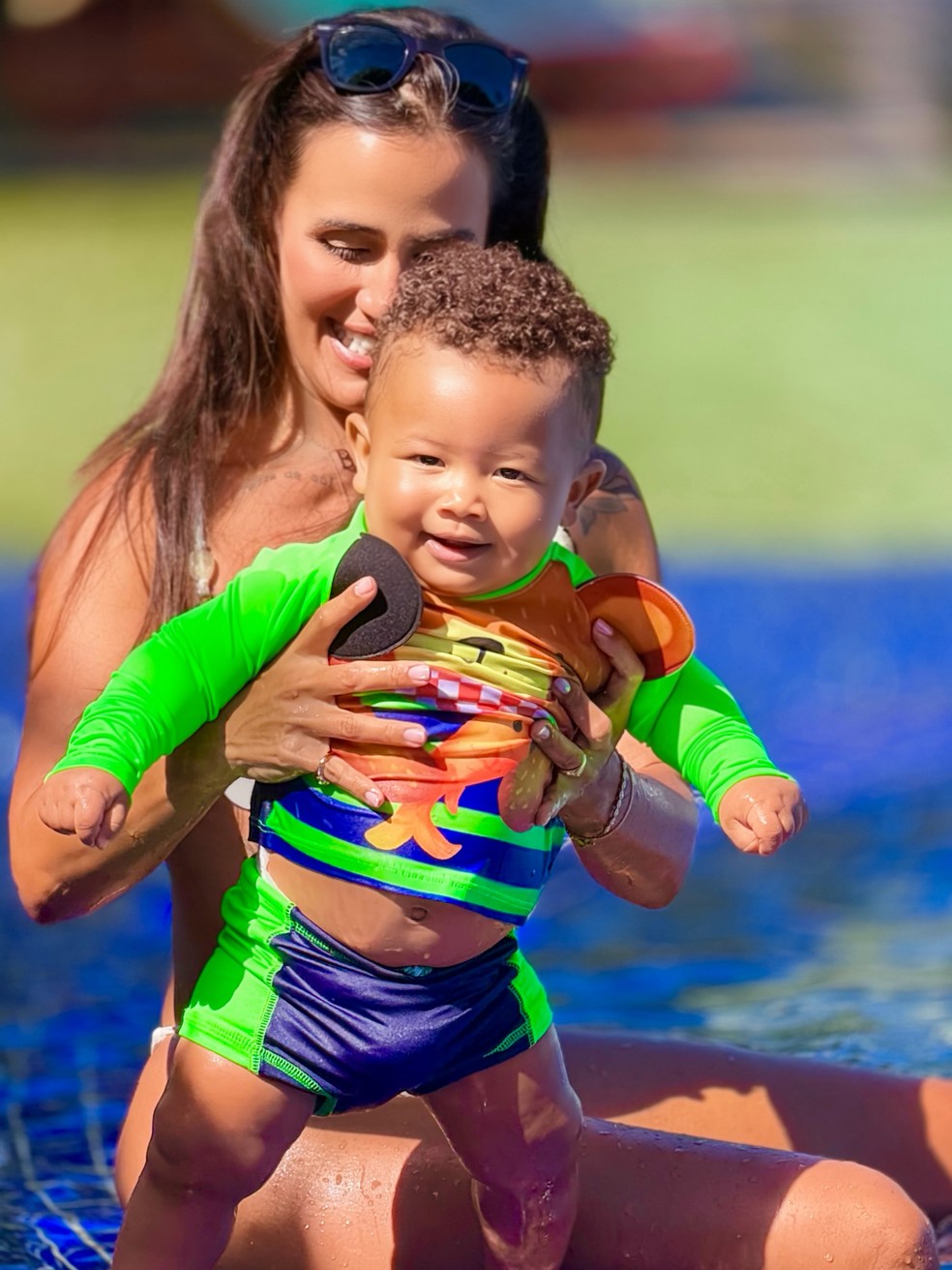 Carol Peixinho curtiu dia de praia em família com Thiaguinho e o filho — Foto: Reprodução/Instagram