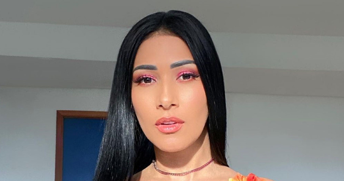 Simaria abre o colete estilo cropped e sensualiza sem nada por baixo