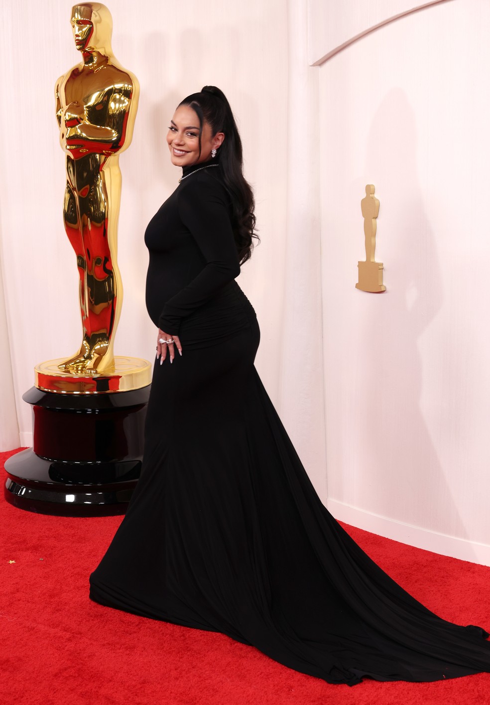 Vanessa Hudgens revelou gravidez de seu primeiro filho em um pretinho Vera Wang — Foto: Getty Images