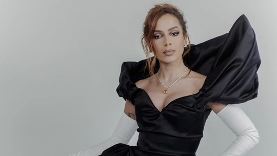 Anitta combina vestido preto com luvas brancas para o Met Gala 2023; vídeo