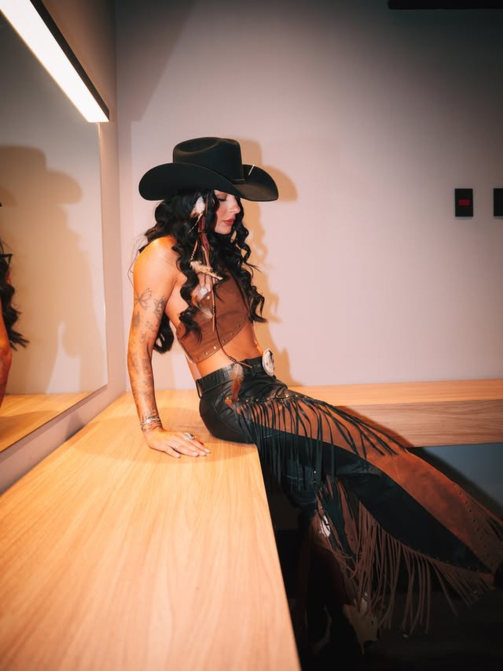 Ana Castela aposta em look de franjas e exibe abdômen trincado para gravação em São Paulo — Foto: Reprodução/Instagram