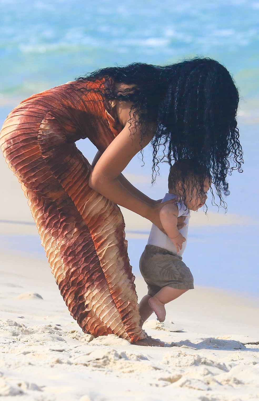 Lorena Maria e o filho, R&aacute;s, na Praia da Barra da Tijuca &mdash; Foto: Fabricio Pioyani/AgNews