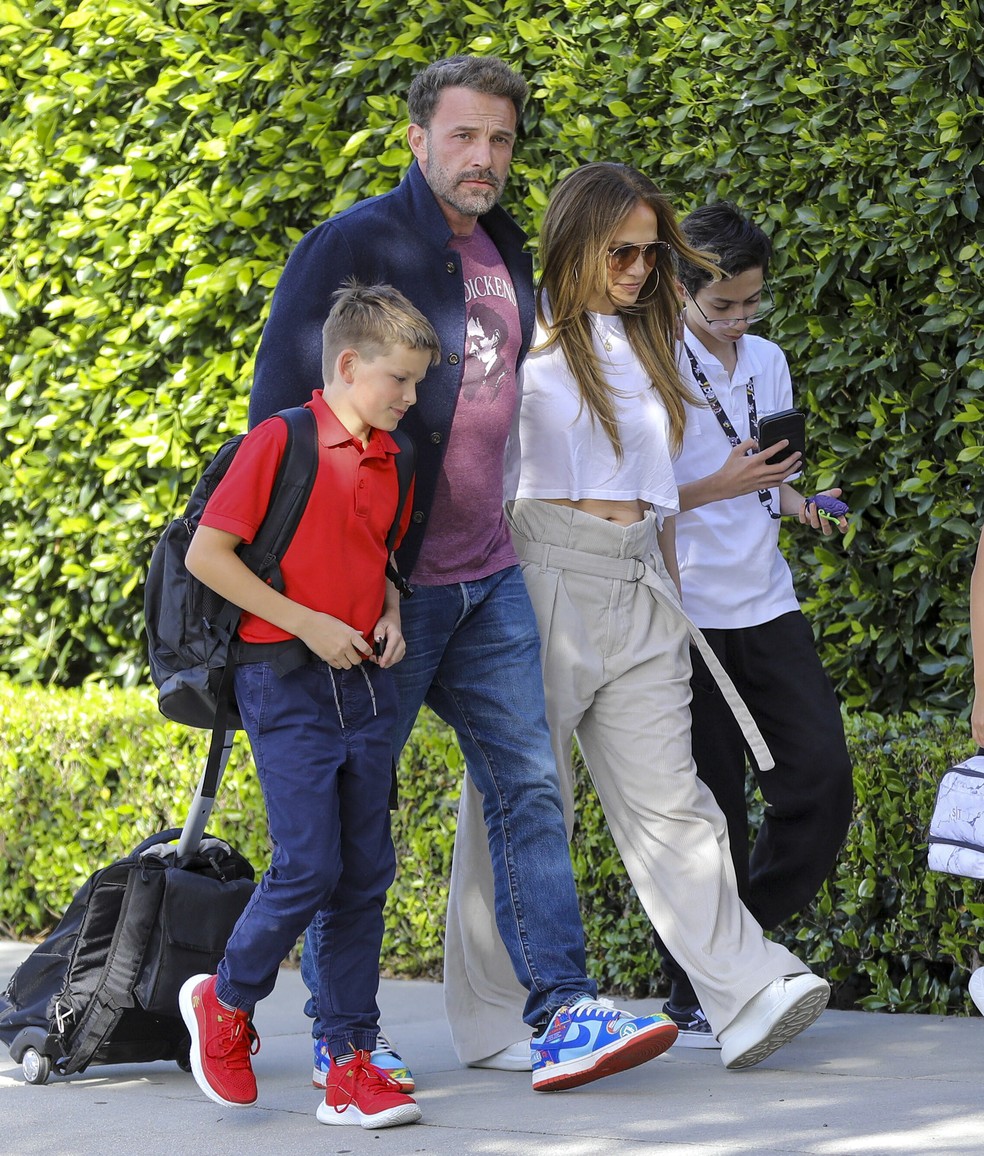 Ben Affleck com o filho, Samuel, e Jennifer Lopez com o filho, Maximilian — Foto: Grosby Group
