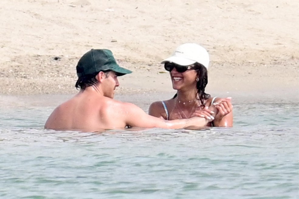 Joe Jonas curte viagem romântica à Grécia com Laila Abdullah — Foto: Grosby
