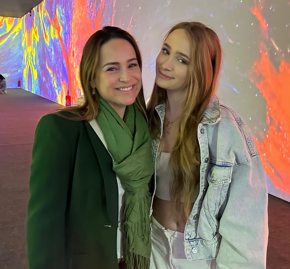Semelhança entre Gabriela Duarte e filha de 16 anos volta a impressionar