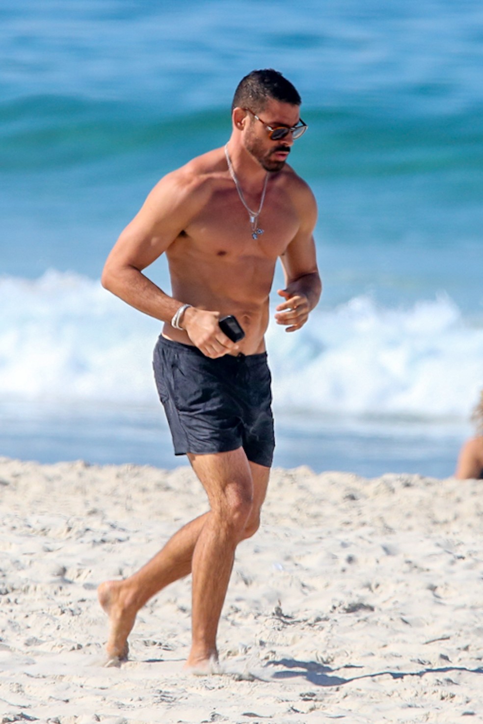 Cau&atilde; Reymond aproveita manh&atilde; de sol para correr na praia da Barra da Tijuca &mdash; Foto: Dilson Silva/Ag News