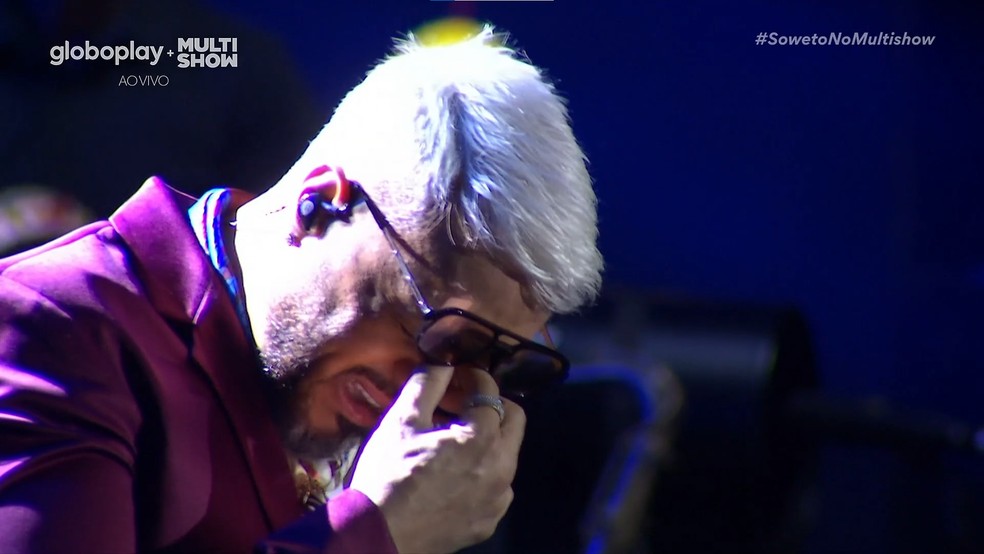 Belo vai às lágrimas durante show da turnê "Soweto 30 anos" — Foto: Reprodução/Globoplay