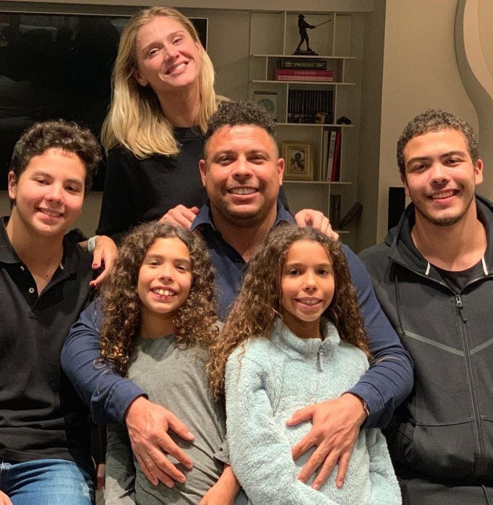Ronaldo com a companheira Celina Locks e os filhos: Alex, Maria Sophia, Maria Alice e Ronald — Foto: Reprodução do Instagram